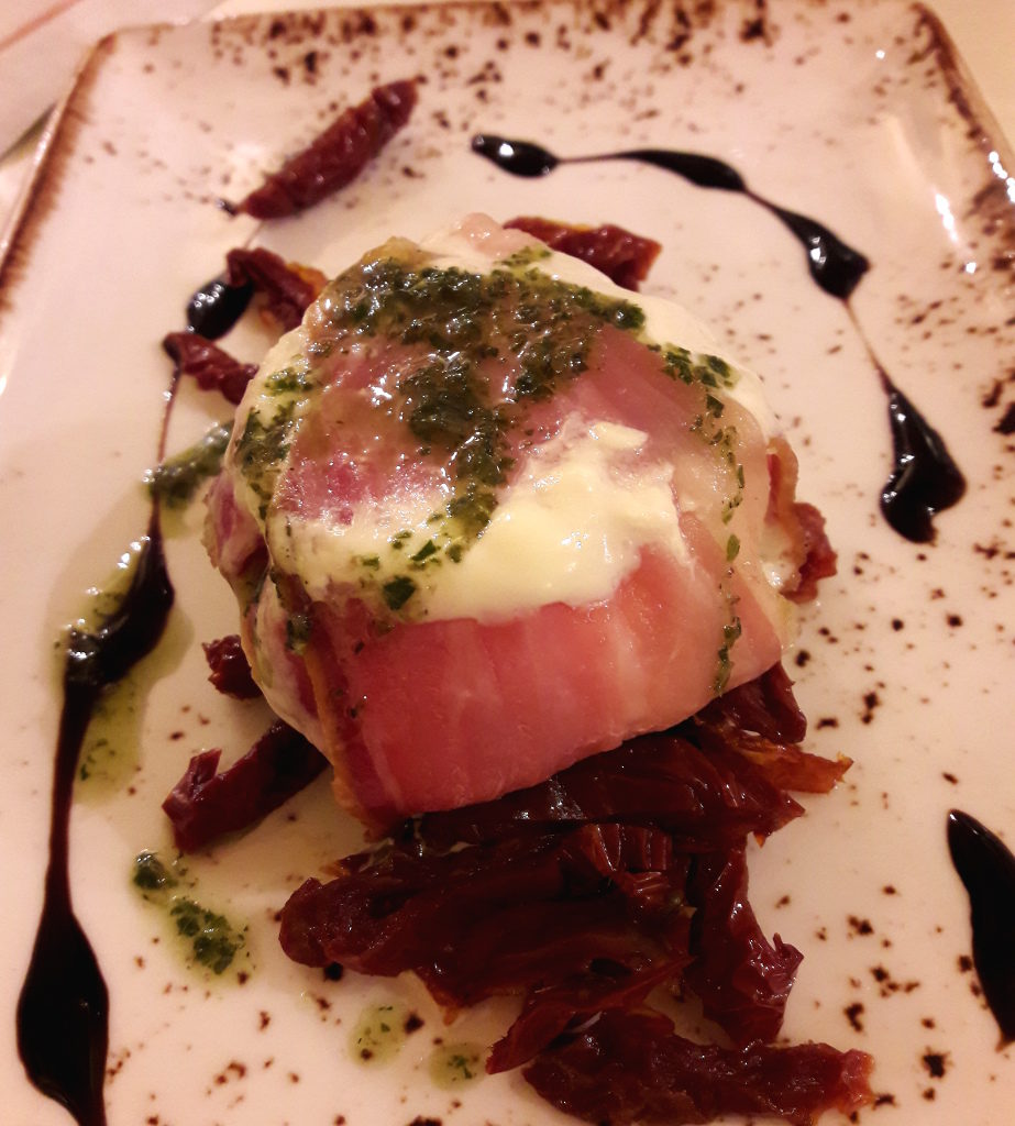 Boccone di prosciutto e burrata su filangé di pomodorini secchi de La Quercia di Castelletti - Gluten FreeTravel & Living