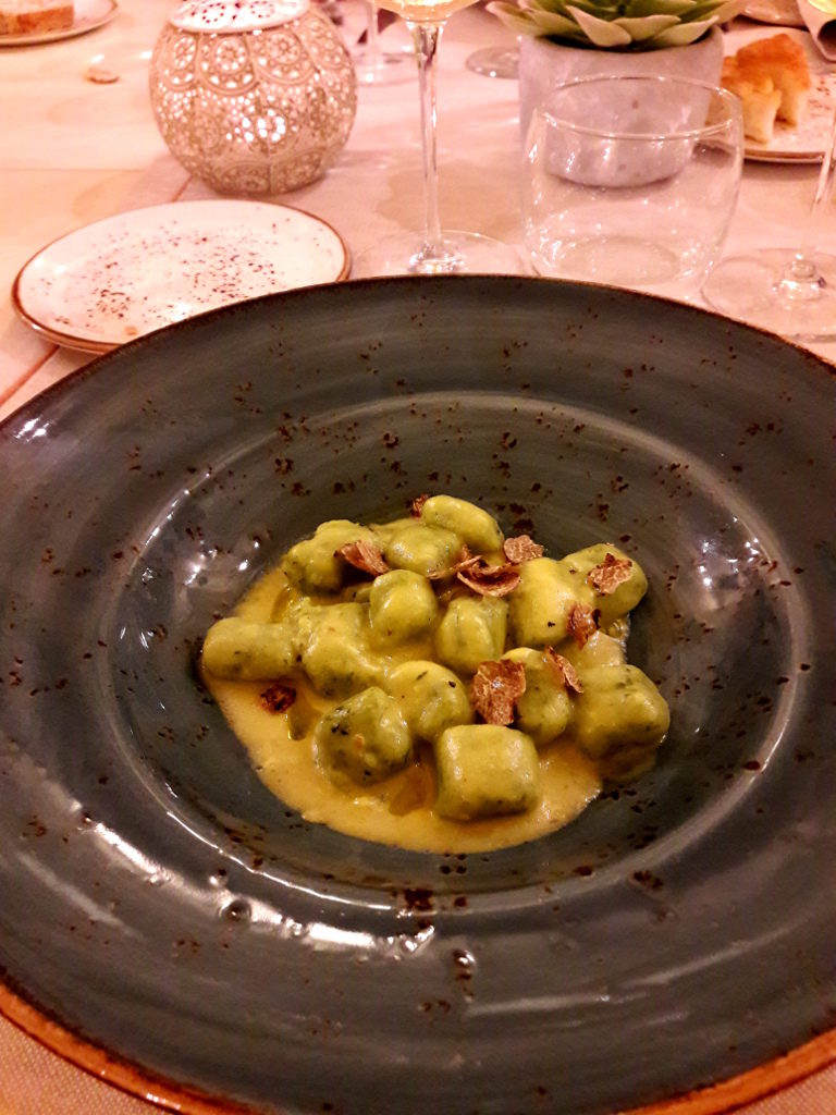 Gnocchi verdi allo zafferano e tartufo nero de La Quercia di Castelletti - Gluten FreeTravel & Living